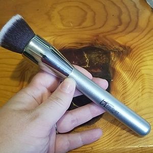 It Cosmetics Airbrush foundation brush #110
